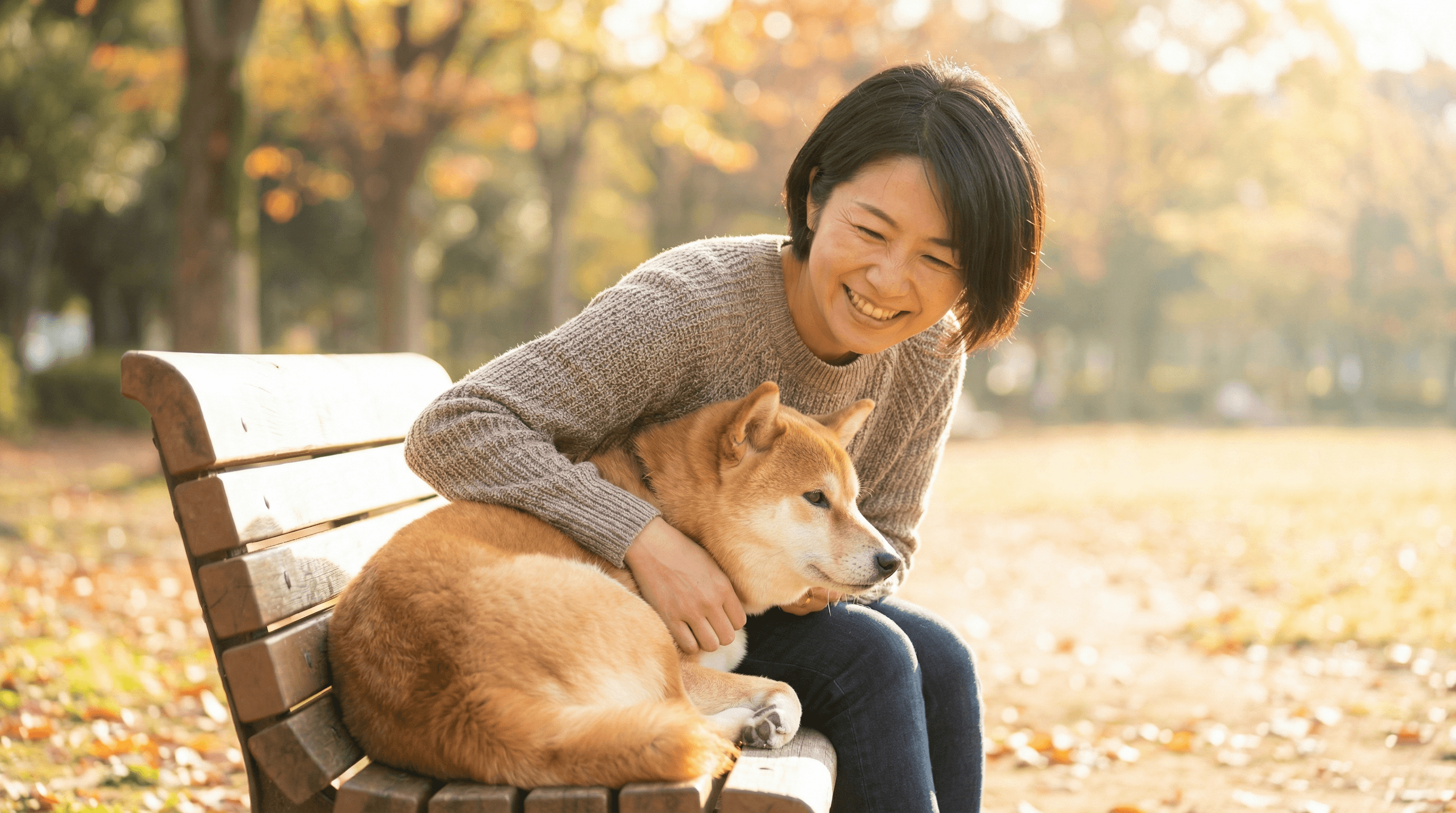 笑顔の女性と柴犬のイメージ写真